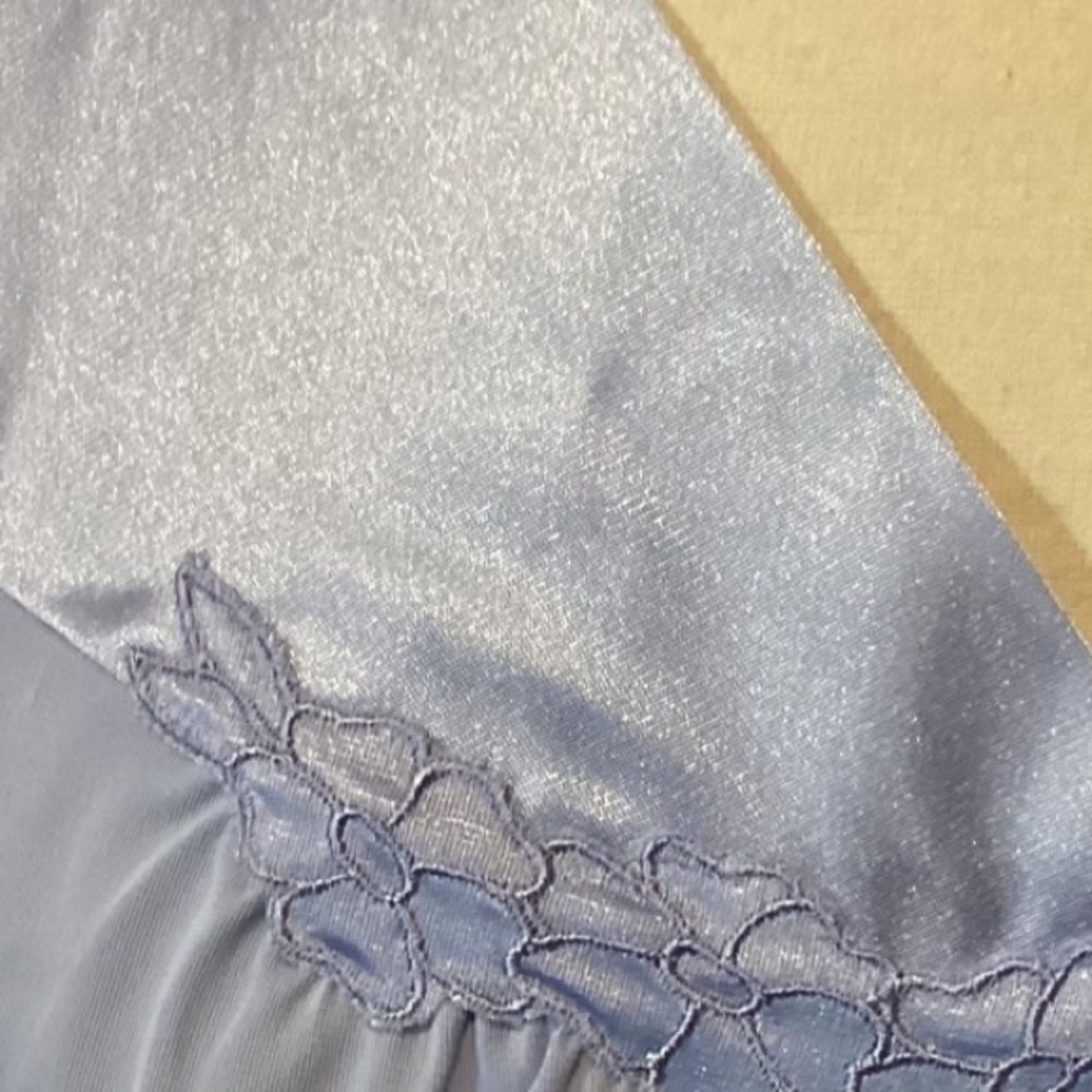 Vintage Vanity Fair Periwinkle Sleep gown USA Floral Detail Size Medium - Picture 11 of 11